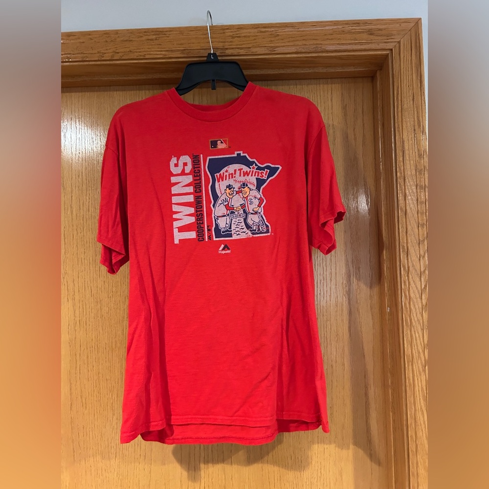 Size large Red Minnesota Twins Graphic T-Shirt